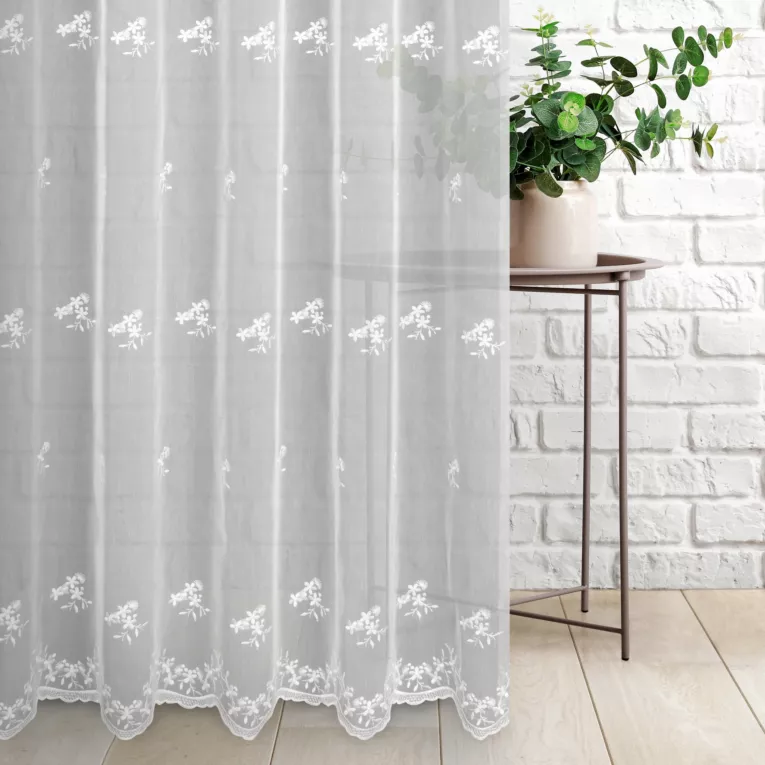 Firana szyta na taśmie 5 cm biała z matowej tkaniny, pokryta delikatnym, eleganckim haftem