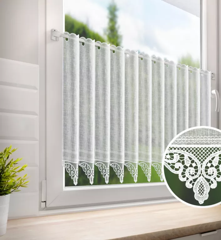 Tkanina firanowa zazdrostka z etaminy zdobiona ażurowym haftem