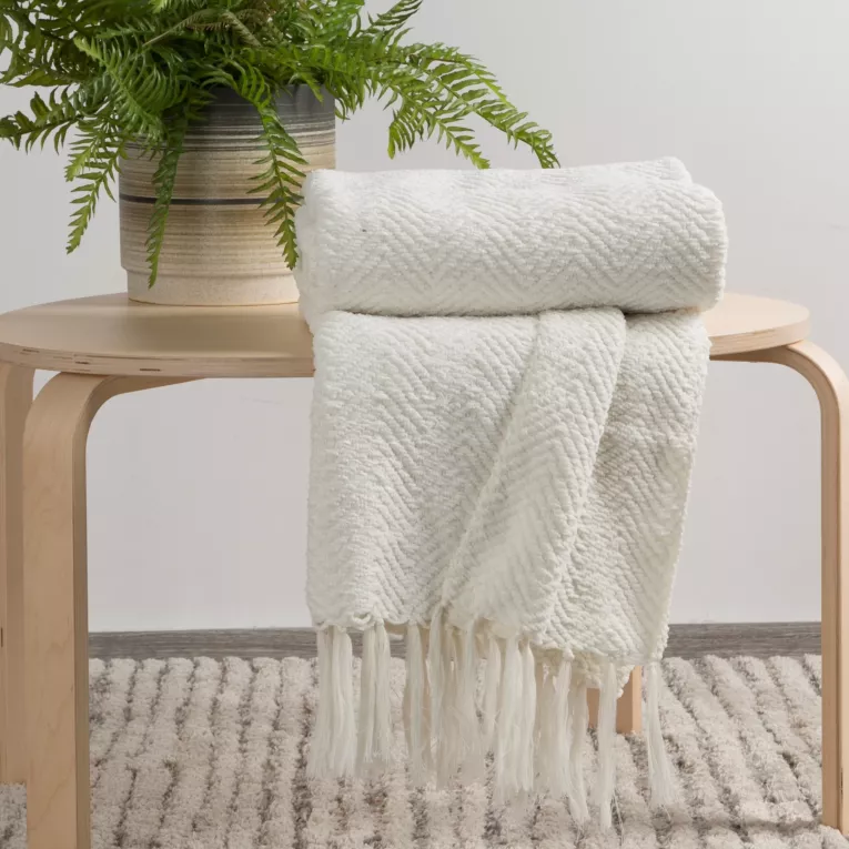 Koc 130x170 cm biały tkany z frędzlami i wytłaczanym wzorem MILO