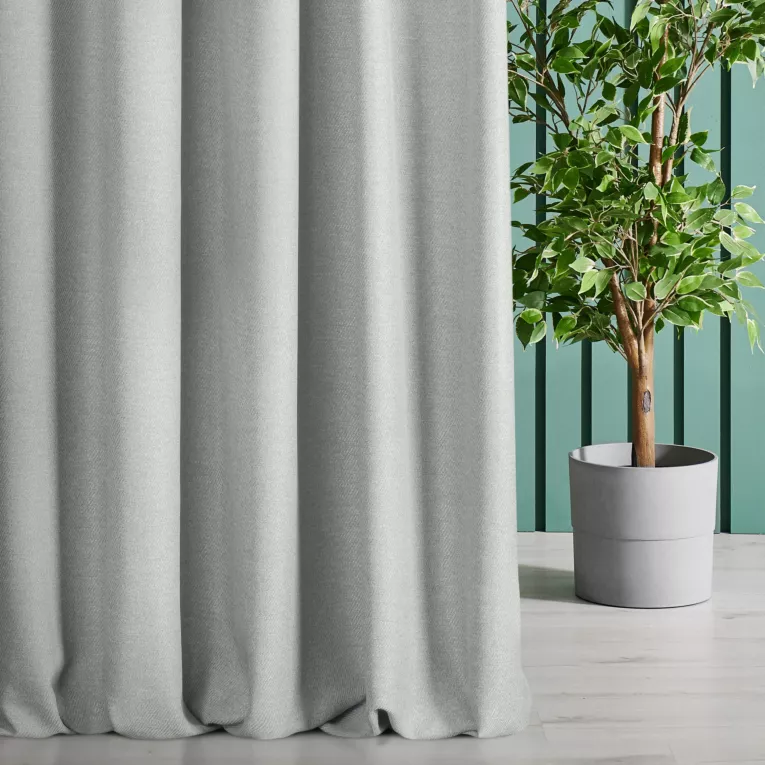 Zasłona szyta na taśmie 5 cm INAYA srebrna z miękkiej tkaniny o naturalnym splocie w stylu ekologicznym