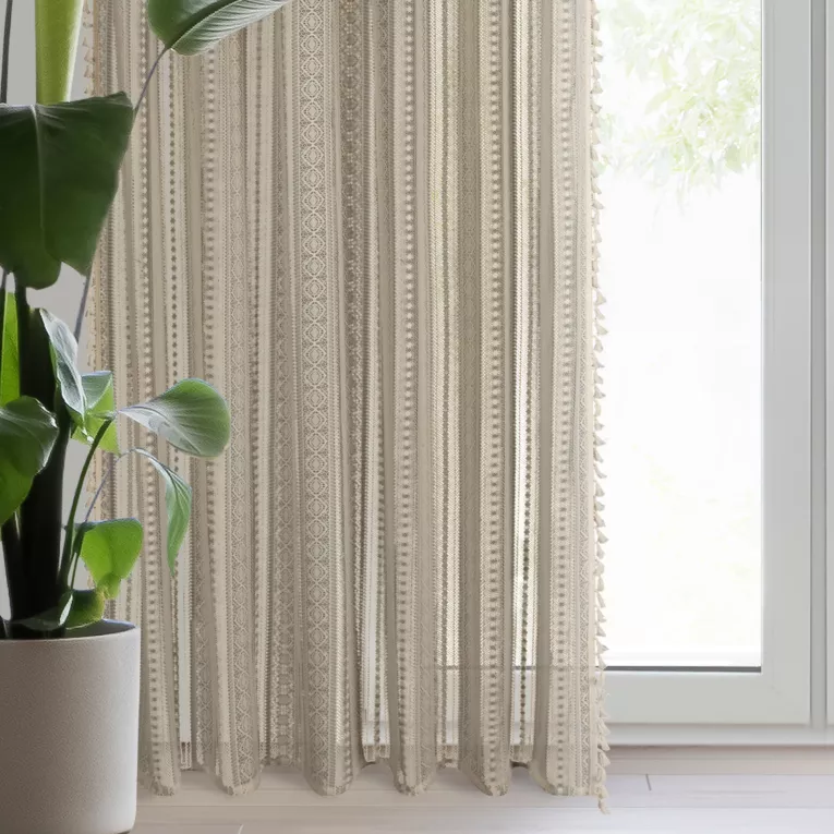 Zasłona jasnobeżowa zdobiona subtelnymi chwostami, ażurowa 140x270 cm taśma ADORA