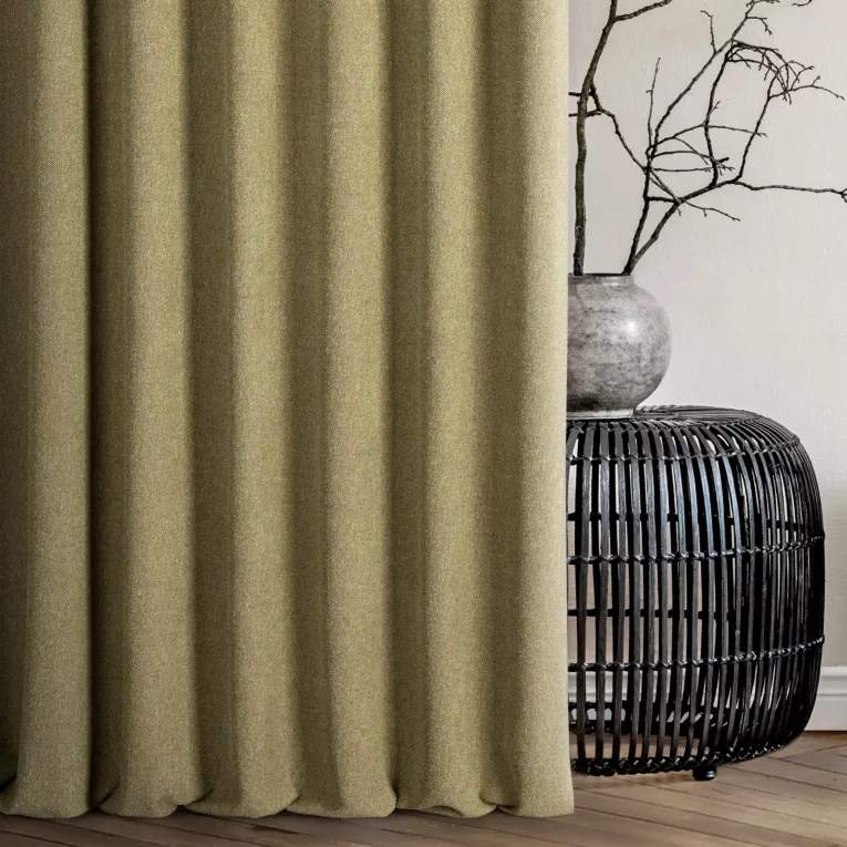 Zasłona szyta na taśmie 5 cm zielona z tkaniny o grubym splocie i efektem melanżu
