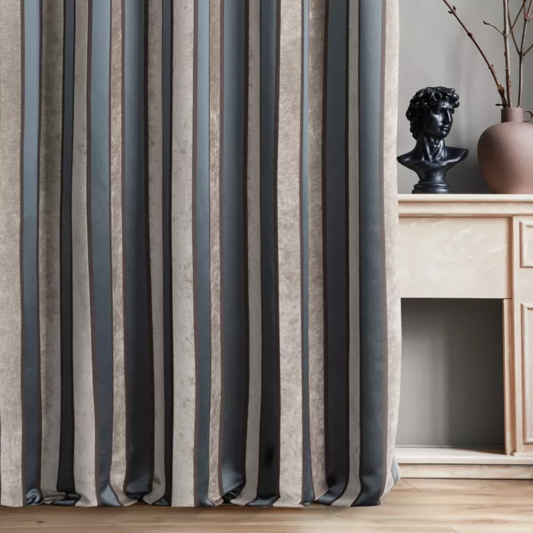 Zasłona szyta na taśmie 5 cm turkusowo beżowa z żakardowej tkaniny ozdobionej szenilowymi pasami