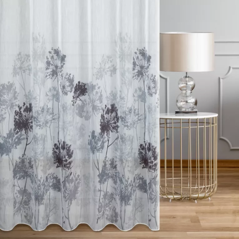 Firana szyta na taśmie 5 cm biało grafitowa z delikatnej tkaniny typu BATYST, zdobionej nadrukiem roślinnym, wykończonej obciążnikiem