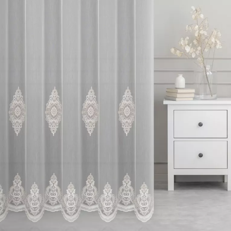 Firana szyta na taśmie 5 cm kremowo beżowa z miękkiej tkaniny typu ADEN, pokryta eleganckim haftem łańcuszkowym