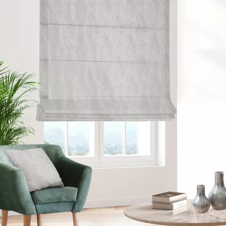 Roleta rzymska jasnobeżowa z tkaniny szenilowej z efektem przecierki