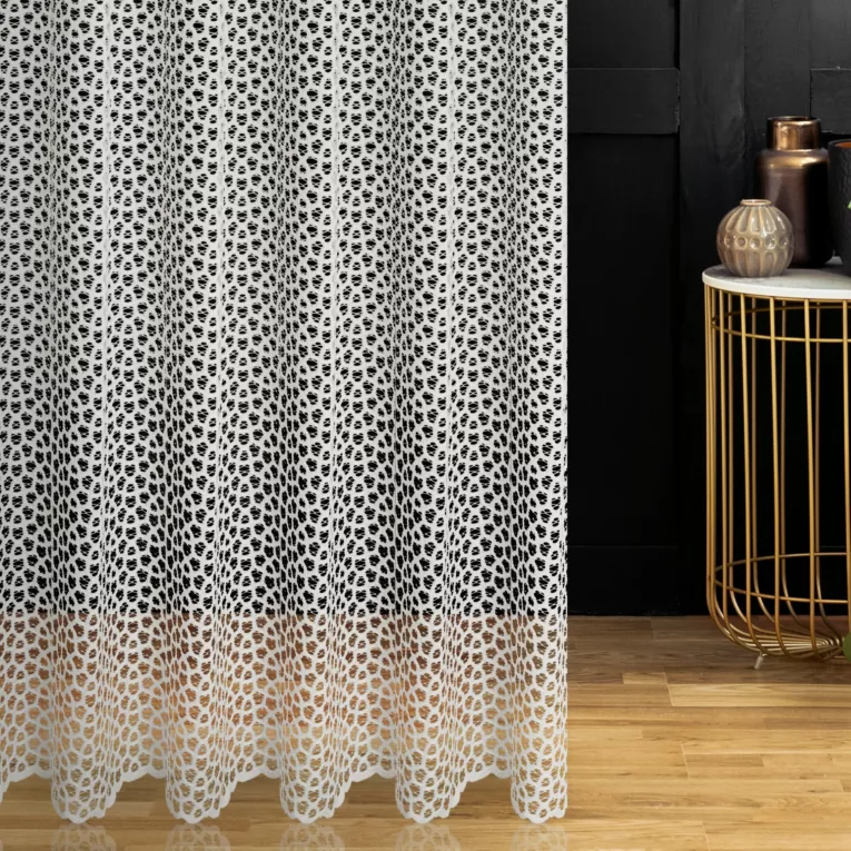 Firana szyta na przelotkach kremowa z luźno tkanej tkaniny koronkowej