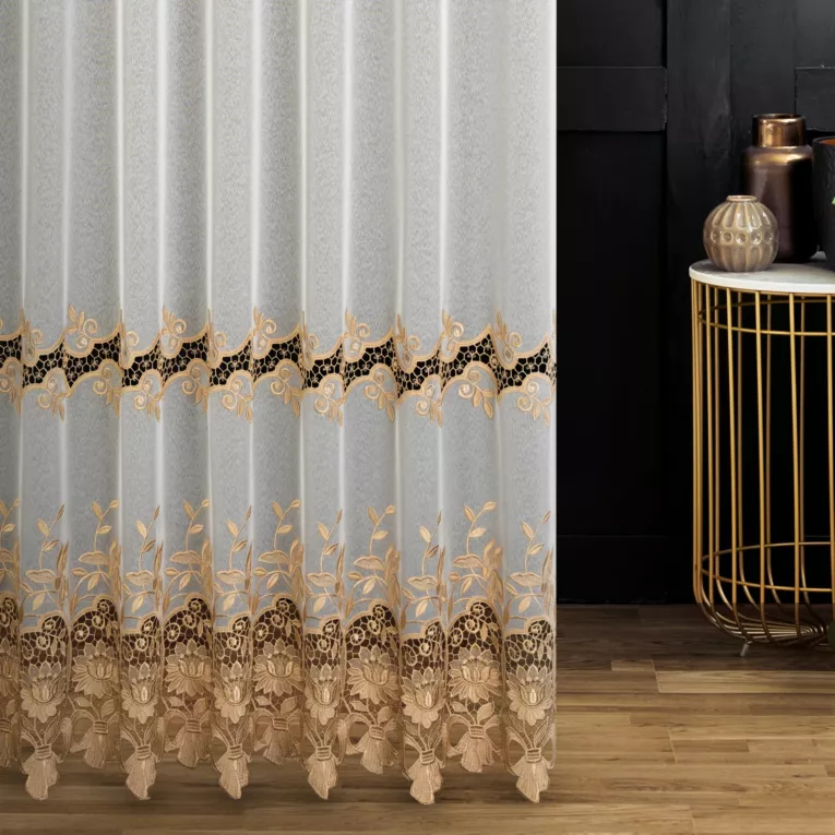 Tkanina firanowa markizeta, zdobiona dołem ażurową gipiurą w kwiaty