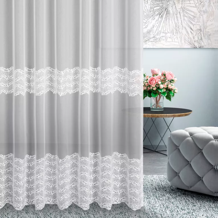 Firana szyta na taśmie fala biała z delikatnie połyskującej tkaniny PERU zdobionej haftem w drobny geometryczny wzór tworzący poziome pasy