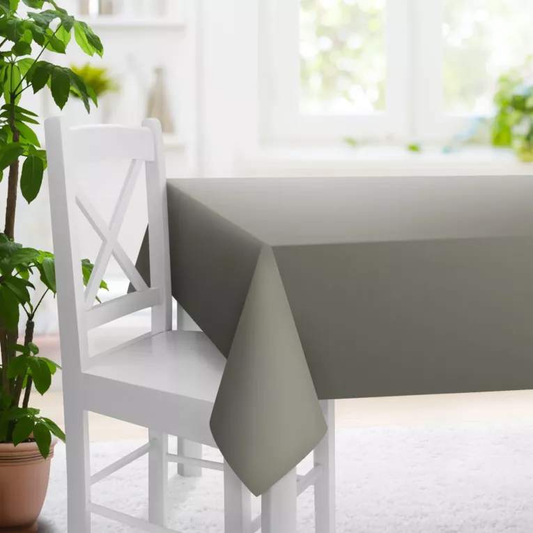 Obrus szyty srebrny z gładkiej zaciemniającej tkaniny typu dimout