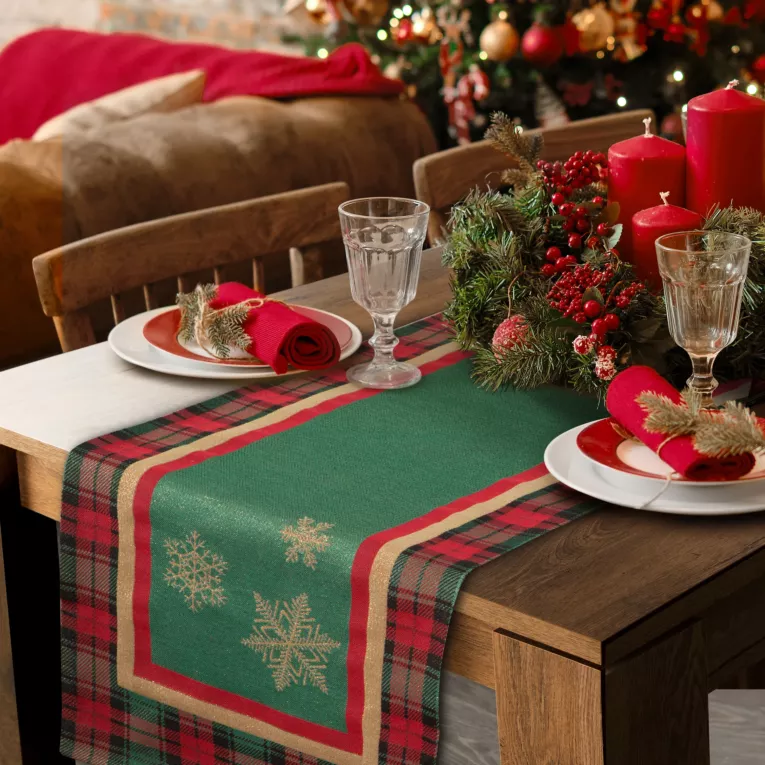 Bieżnik na stół czerwono, zielony 45x140 cm gobelinowy CHERRY z motywem złotych śnieżynek i ozdobną kantą w kratę