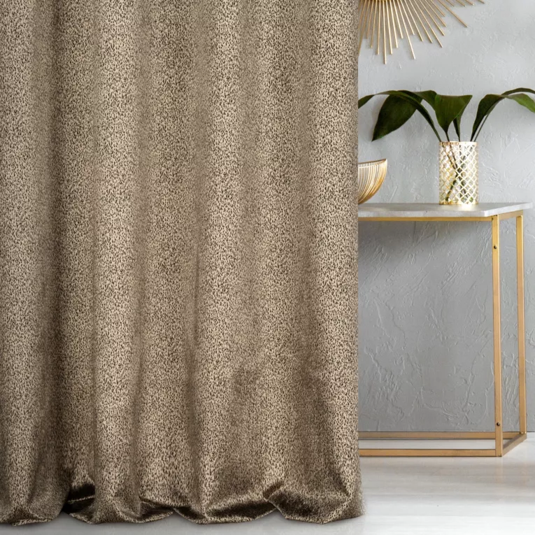 Zasłona szyta na taśmie 5 cm czarno złota z welwetowej tkaniny obiciowej w drobny wzór, w stylu glamour Italissima Eva Minge