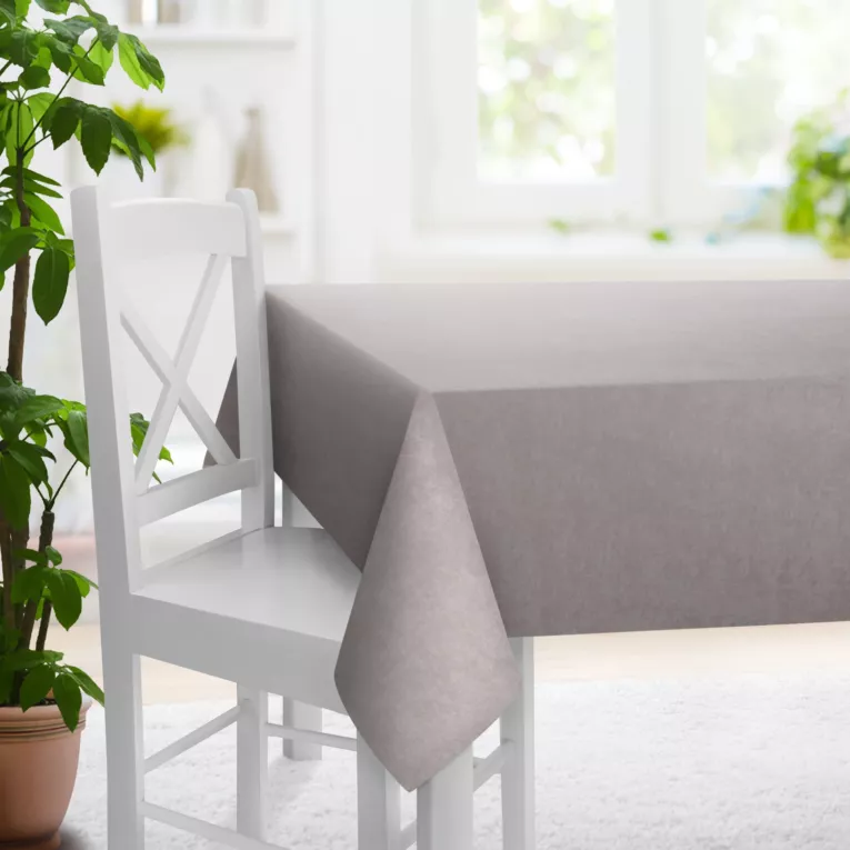 Obrus szyty jasnosrebrny z miękkiej tkaniny szenilowej typu dimout o naturalnym splocie