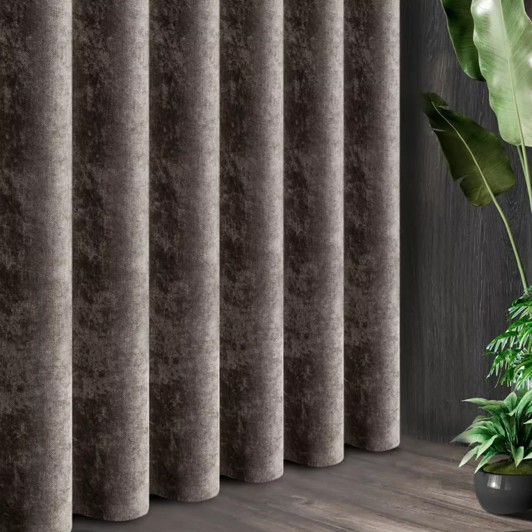 Tkanina zasłonowa, miękka szenilowa, zaciemniająca, z drobnym strukturalnym wzorkiem i efektem przecierki z kolekcji Pierre Cardin