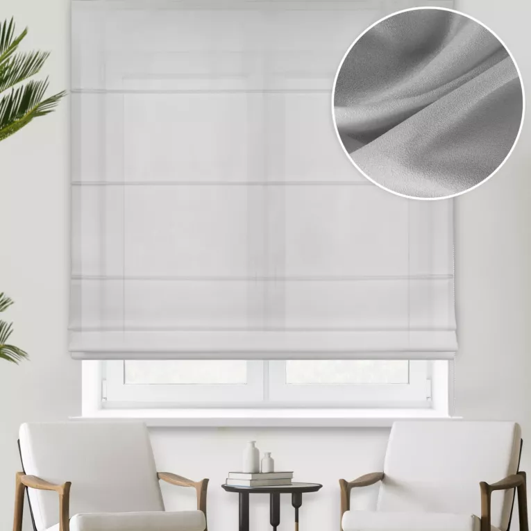 Roleta rzymska srebrna z miękkiej i połyskliwej tkaniny, wykończona obciążnikiem