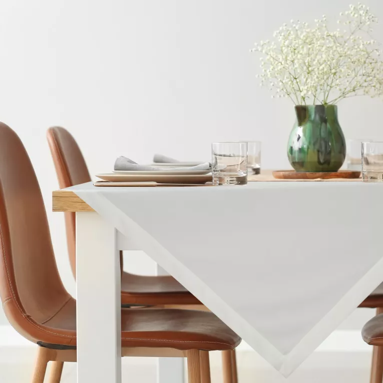 Bieżnik na stół biały 85x85 cm welwetowy MELINDA z ozdobną listwą