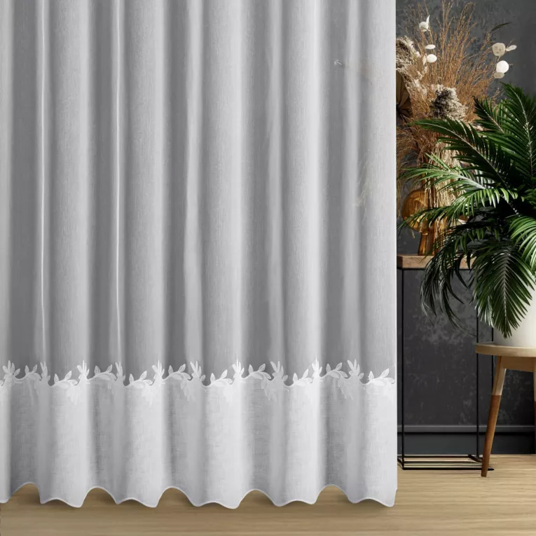 Firana szyta na taśmie 5 cm biała z matowej tkaniny z efektem deszczyku ozdobionej etaminową kornelią i haftem