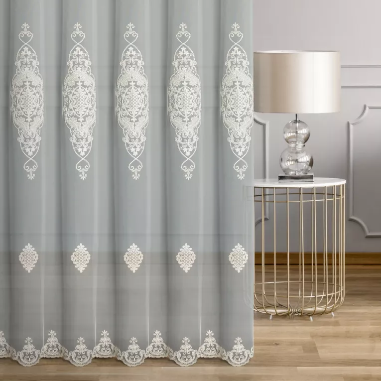 Firana szyta na taśmie 8 cm kremowa z matowej tkaniny PERU ozdobionej kordonkowym haftem ornamentowym i cyrkoniami Italissima Eva Minge