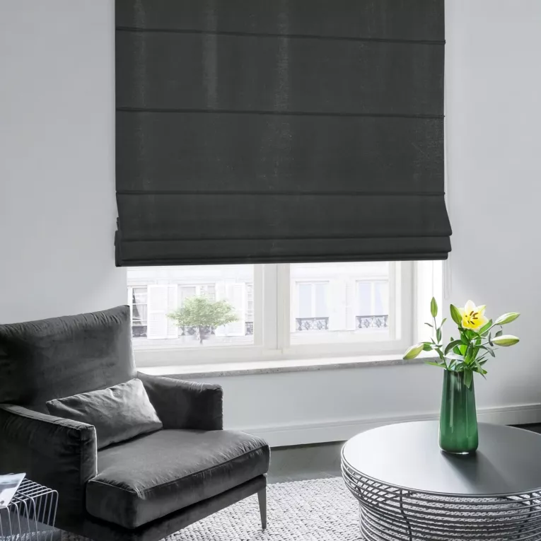 Roleta rzymska LUXOR czarna z eleganckiej lśniącej tkaniny o drobnym splocie