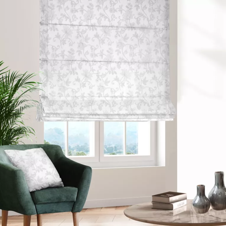 Roleta rzymska biało srebrna z gładkiej tkaniny przeplatanej błyszczącą lureksową nicią o wzorze w kwiaty