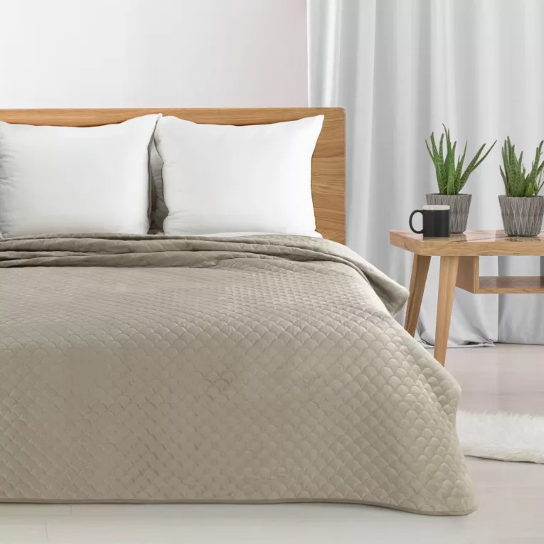 Narzuta welwetowa beżowa 220x240 cm pikowana metodą hot press z motywem rybiej łuski ARIEL Eurofirany Classic