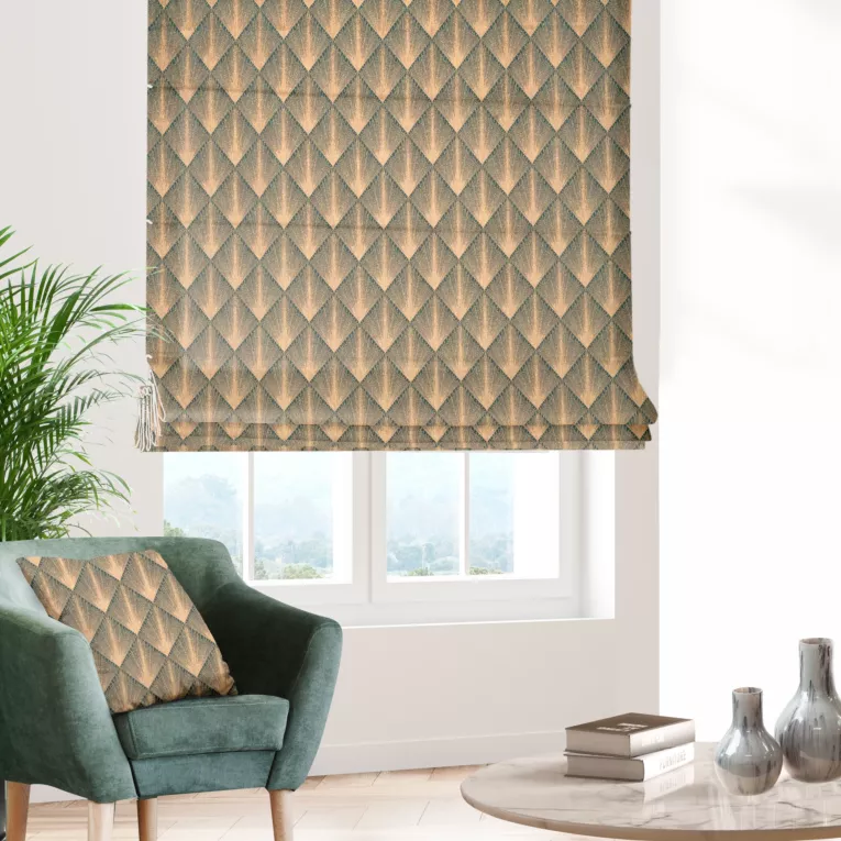 Roleta rzymska turkusowo złota z tkaniny w elegancki geometryczny wzór z błyszczącą nicią