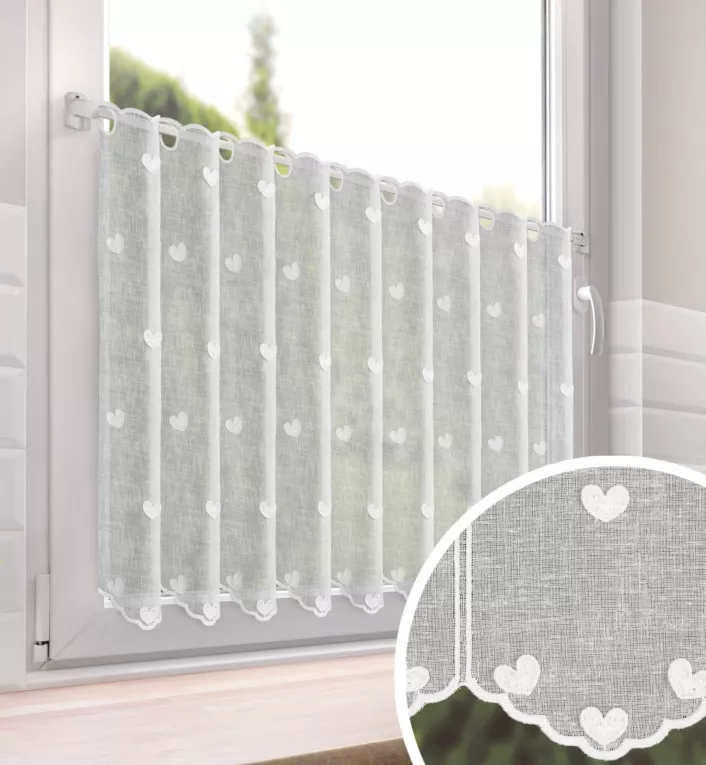 Tkanina firanowa zazdrostka zdobiona haftowaną aplikacją w kształcie serduszek