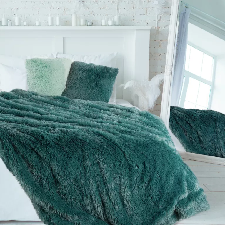 Narzuta LETTIE z miękkiego i przyjemnego w dotyku ekologicznego futerka z długim włosem