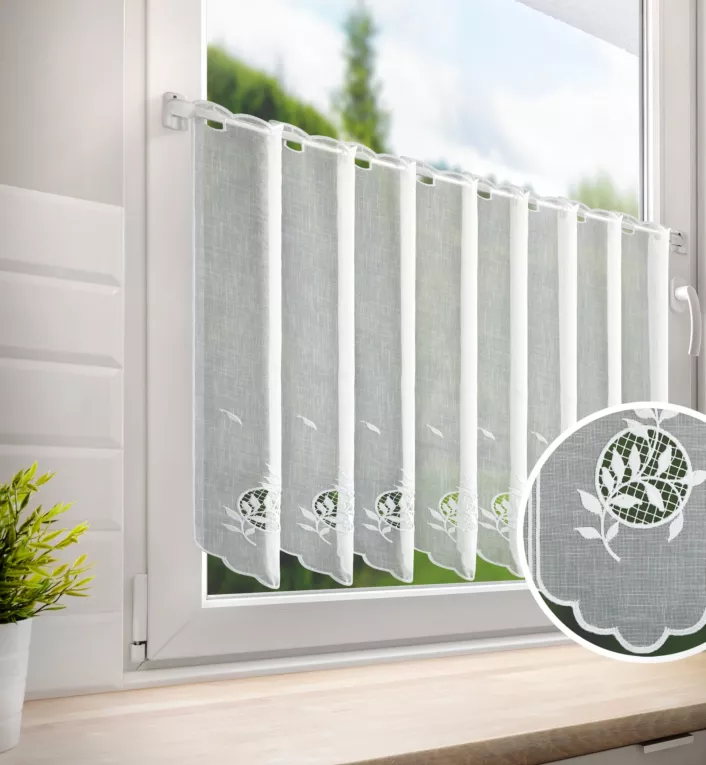 Tkanina firanowa zazdrostka z etaminy zdobiona ażurowym haftem w drobne listeczki