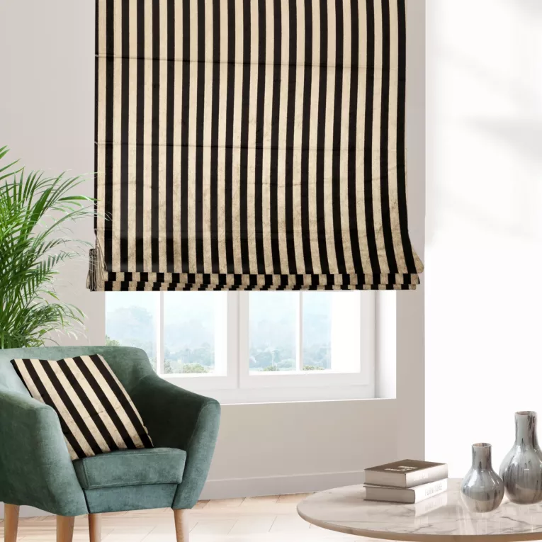 Roleta rzymska czarno złota z welwetowej tkaniny obiciowej w pasy, w stylu glamour Italissima Eva Minge