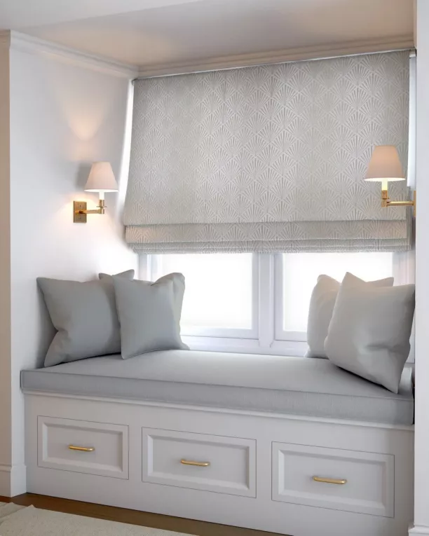 Roleta rzymska kremowa z tkaniny, z geometrycznym wzorem, z dodatkiem połyskującej nici