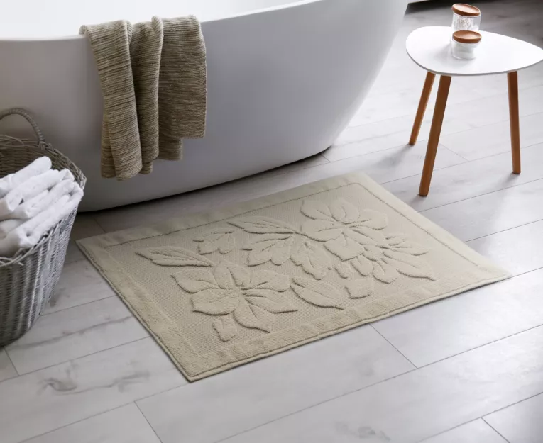 Dywanik łazienkowy bawełniany 60x95 cm zdobiony wytłaczanym roślinnym motywem