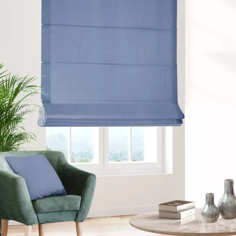 Roleta rzymska błękitna miękka, szenilowa tkanina o wyraźnym splocie i delikatnym połysku