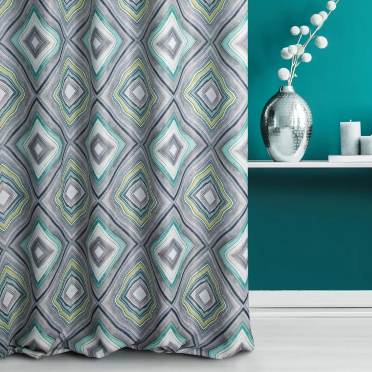 Zasłona szyta na taśmie 5 cm szaro turkusowa z tkaniny zaciemniającej typu dimout zdobionej geometrycznym nadrukiem
