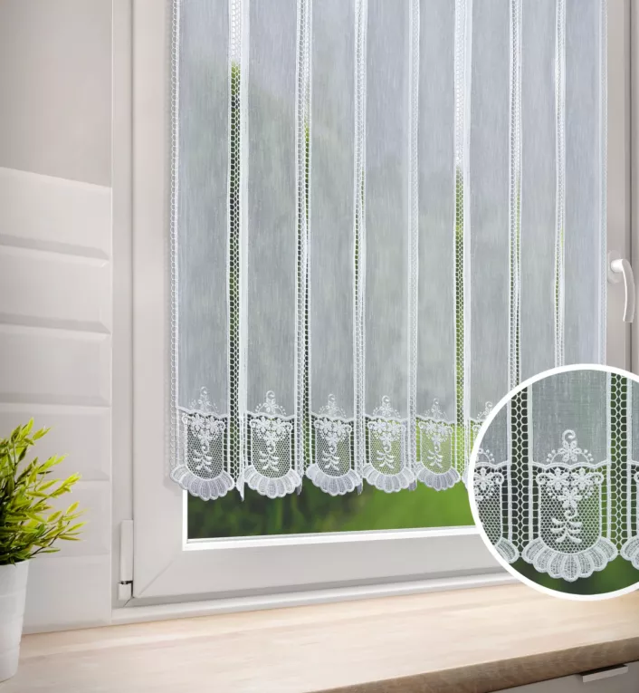 Tkanina firanowa zazdrostka z grubszej etaminy z ażurową aplikacją