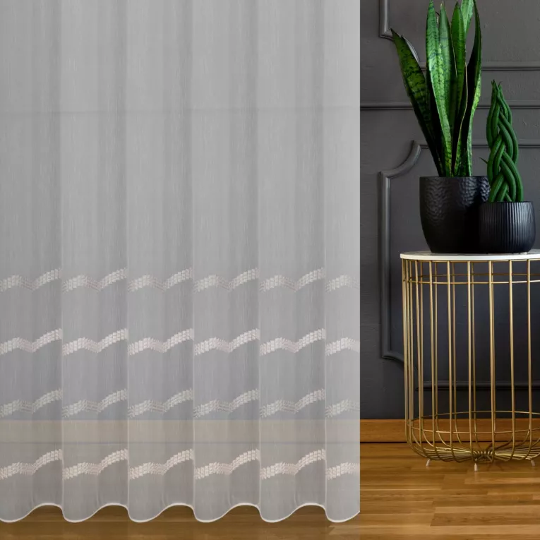 Tkanina firanowa typu aden zdobiona geometrycznym haftem