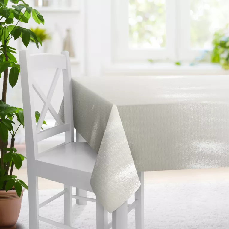 Obrus szyty JULIETT jasnobeżowy z eleganckiej połyskującej tkaniny przetykanej lureksową nicią