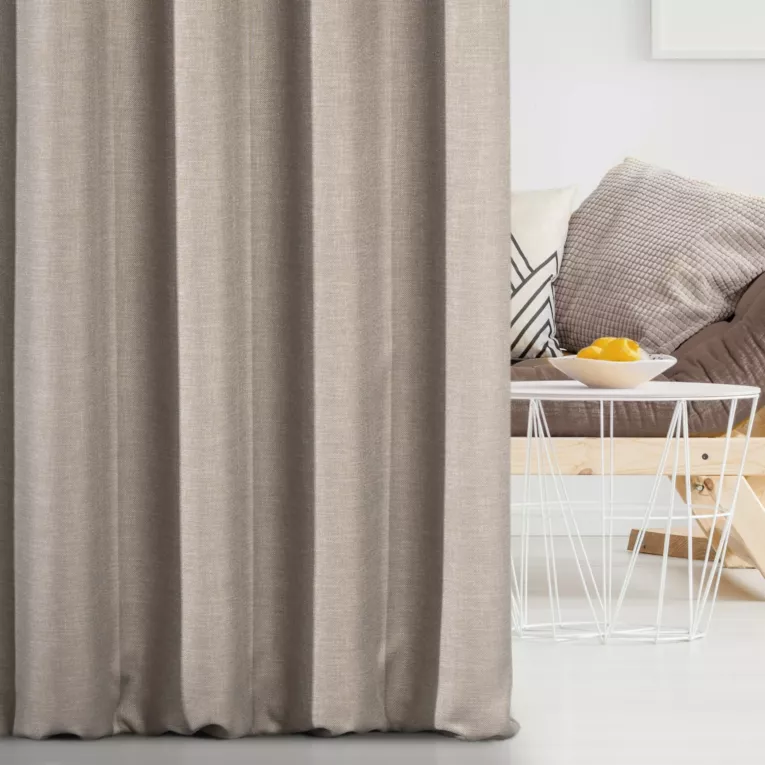 Zasłona szyta na taśmie 5 cm ciemnobeżowa z tkaniny zaciemniającej typu dimout o naturalnym splocie, z efektem melanżu