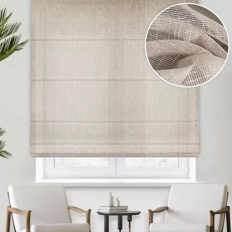 Roleta rzymska beżowa z tkaniny o naturalnym splocie z widocznym efektem deszczyku, wykończona obciążnikiem