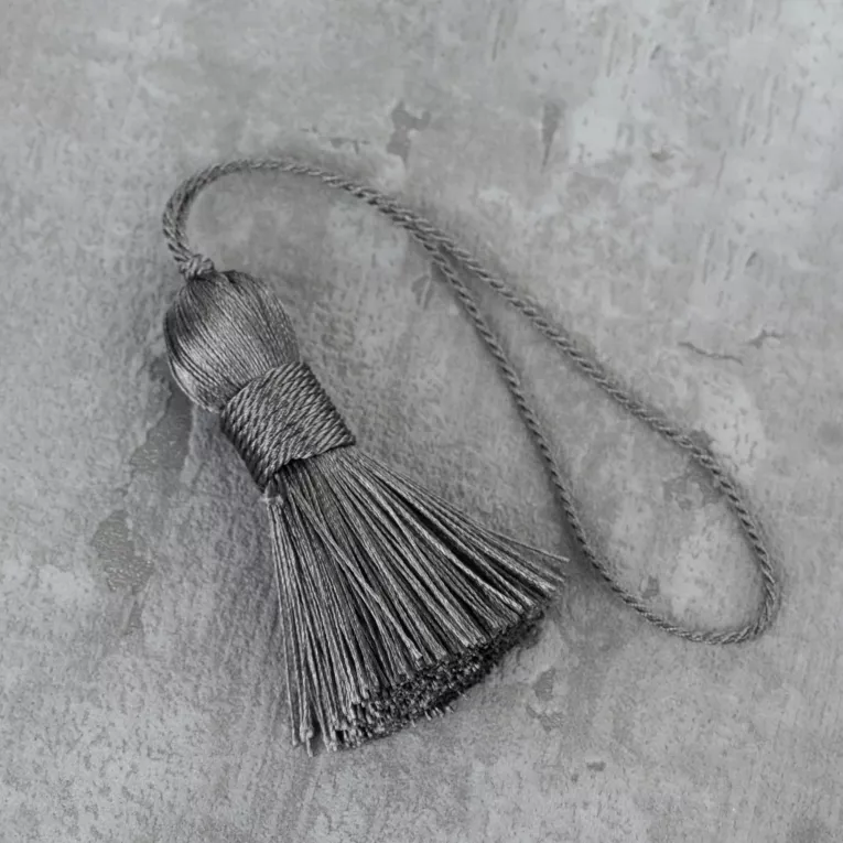 Dekoracyjny sznur do upięć z chwostem szary