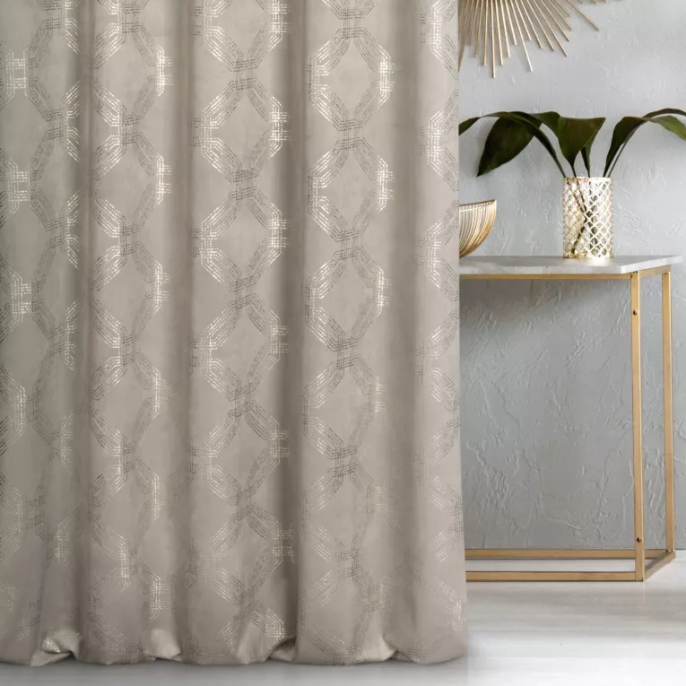 Zasłona szyta na taśmie 5 cm beżowa z tkaniny welwetowej z geometrycznym błyszczącym nadrukiem