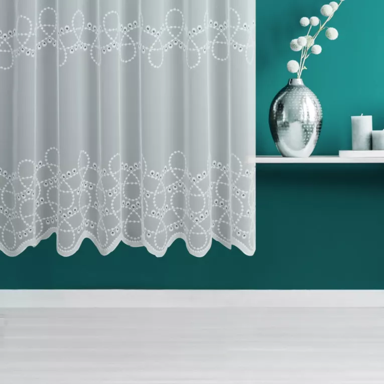 Firana szyta na taśmie fala biała z matowej tkaniny PERU, zdobiona fantazyjnymi wzorami tworzącymi dwa poziome pasy