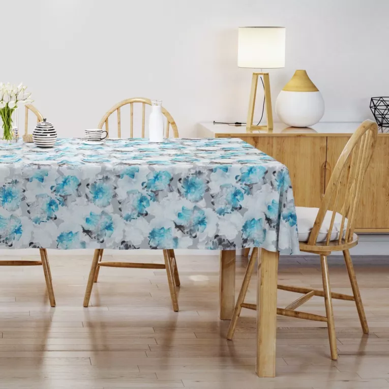 Obrus szyty NIKKI jasnoturkusowy z miękkiej tkaniny typu blackout drukowanej w malarski kwiatowy wzór