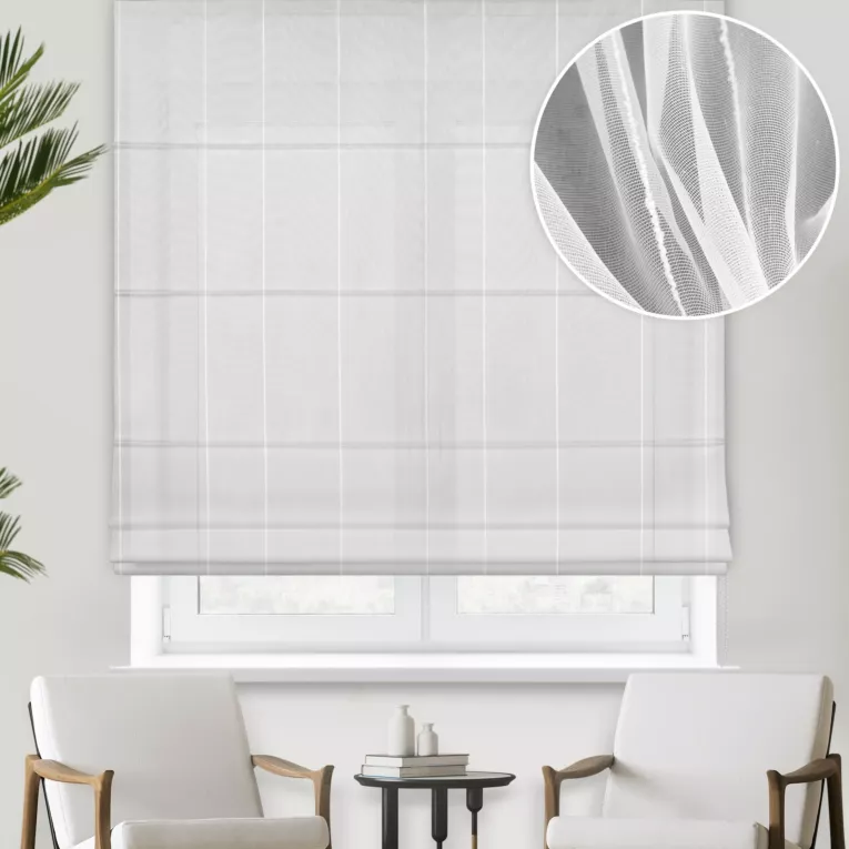 Roleta rzymska biała w stylu eko, z efektem deszczyku, zdobiona pionowymi paseczkami, wykończona obciążnikiem