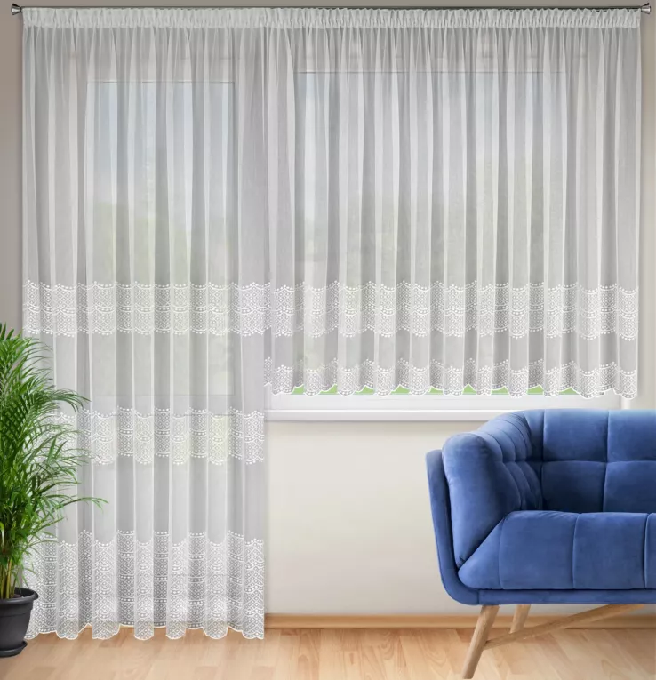 Firany na okno balkonowe zdobione haftem w formie poziomych fal