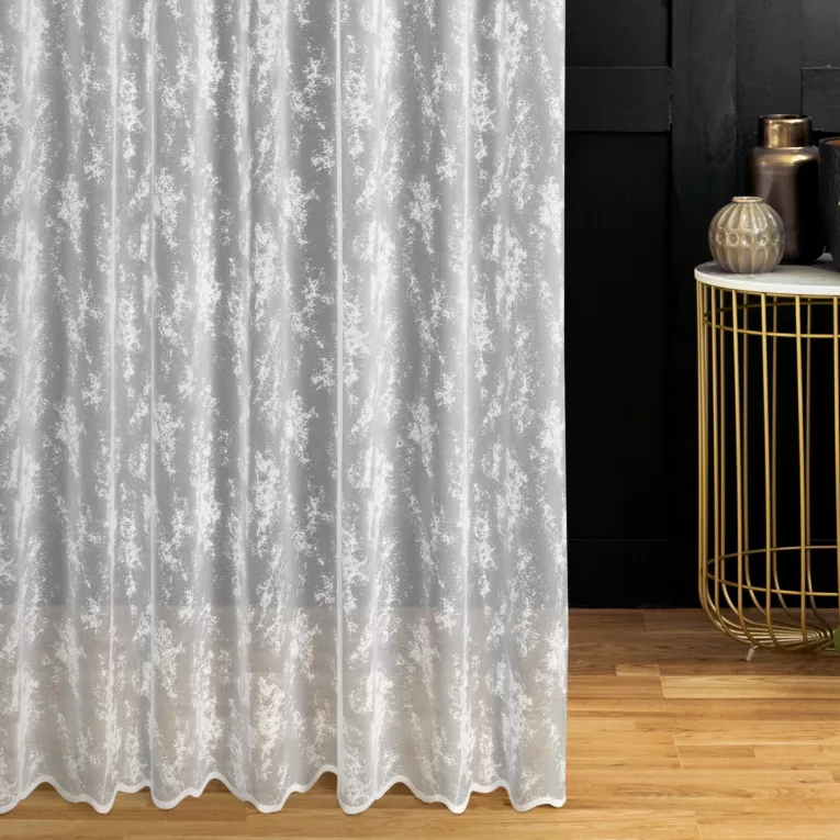 Firana szyta na taśmie 5 cm biała z tkaniny żakardowej o nieregularnym wzorze wykończona połyskiem
