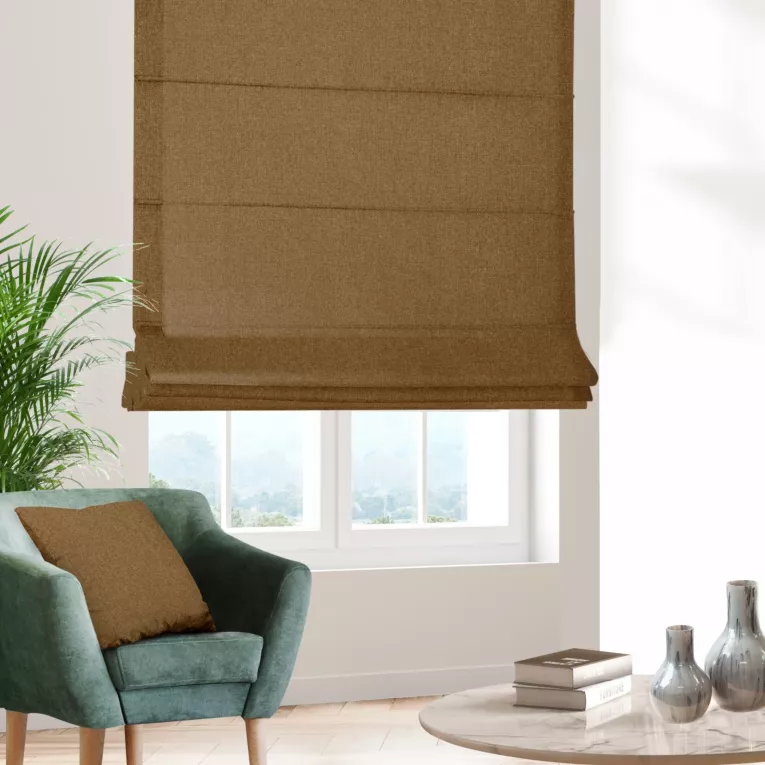 Roleta rzymska brązowa z tkaniny o naturalnym splocie w stylu eko