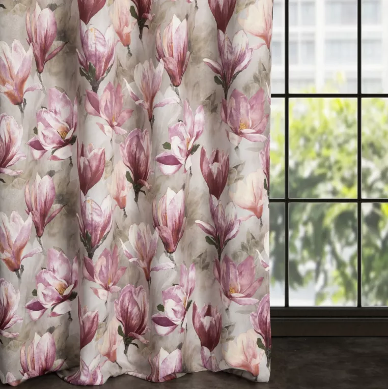 Zasłona zaciemniająca LARI z motywem kwitnących magnolii
