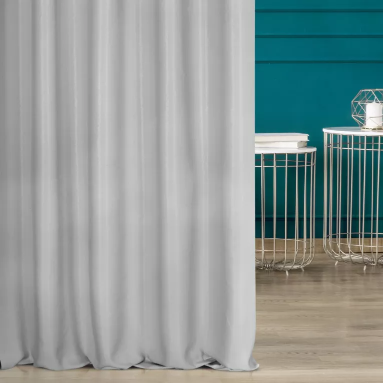 Zasłona szyta na taśmie 5 cm jasnosrebrna z eleganckiej lśniącej tkaniny o drobnym splocie