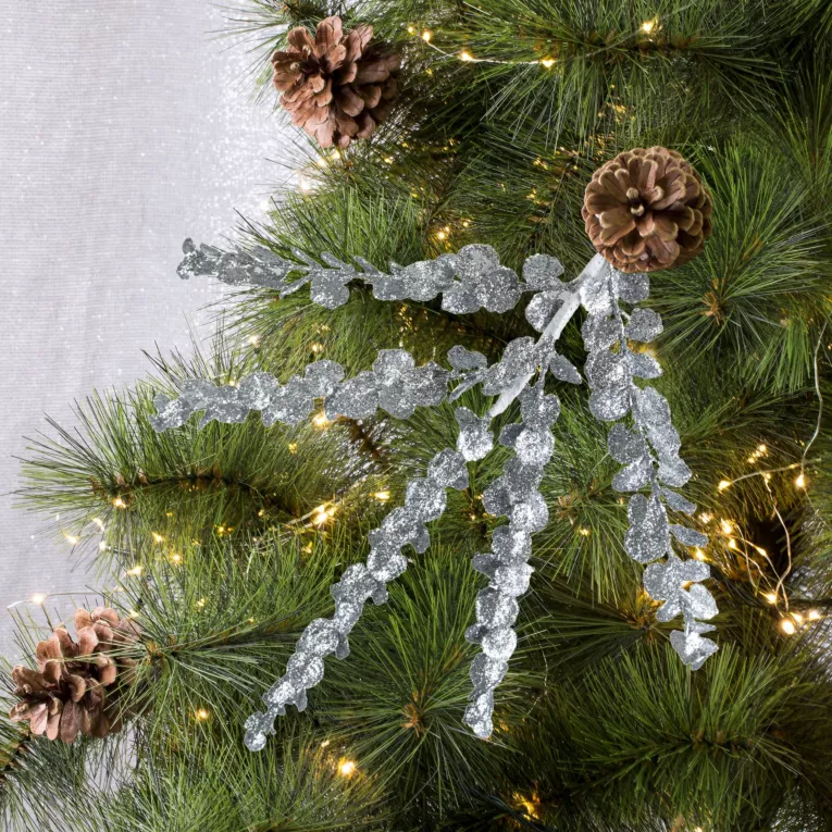 Zimowa gałązka z drobnymi listeczkami zdobiona brokatem